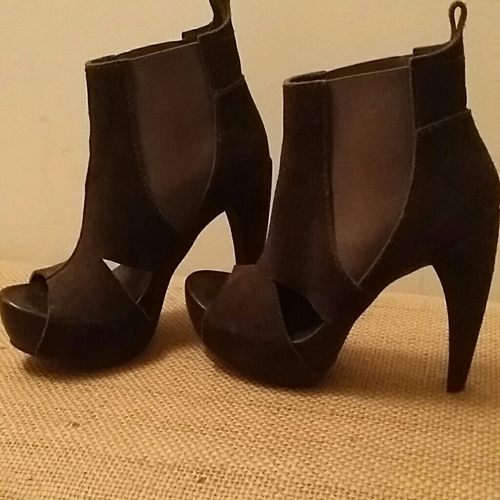 Stunning Pedro Garcia suede open toe booties